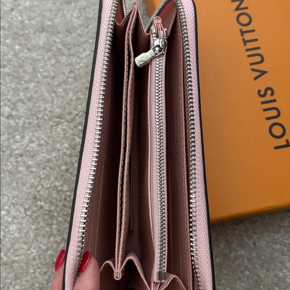 Louis Vuitton Zippy Wallet - Picture 7 of 8